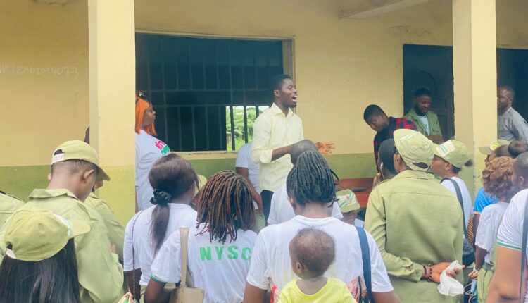 Hampo JohnPaul addressing corps members in Abraka